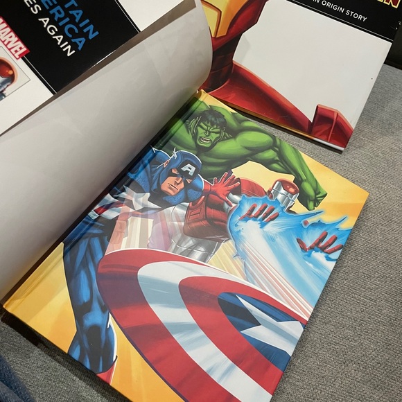 Marvel Books - Picture 7 of 10